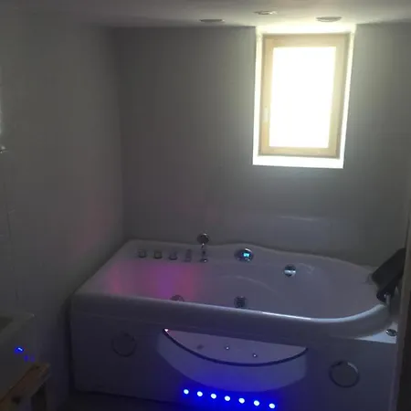 D'hotes La Voute Oda ve Kahvaltı Volonne