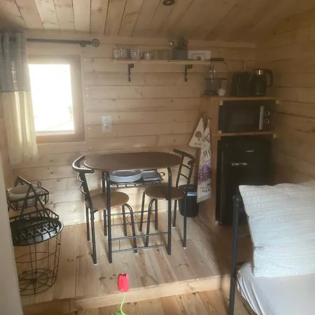 D'hotes La Voute Oda ve Kahvaltı Volonne
