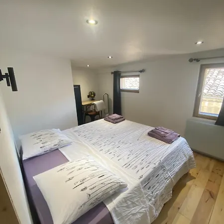 D'hotes La Voute Oda ve Kahvaltı Volonne